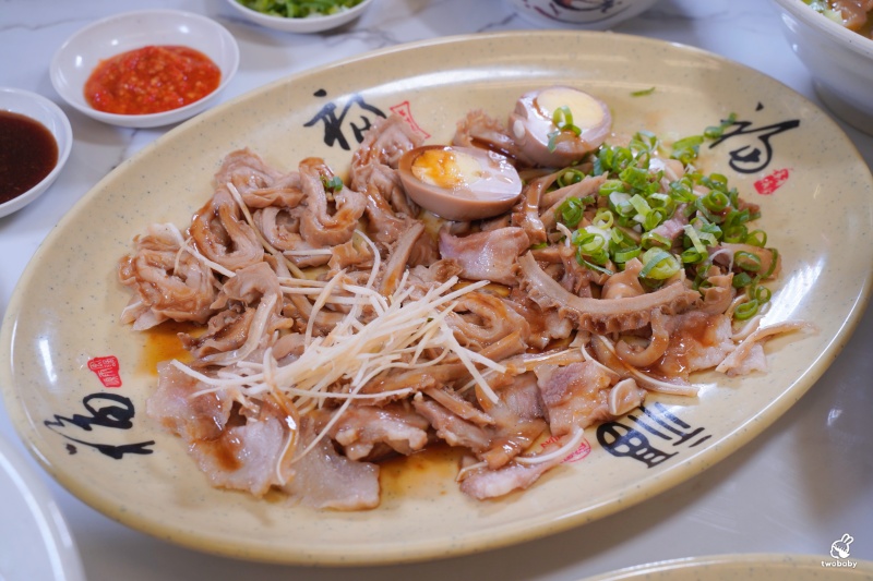 九添福牛肉麵館 2023台北牛肉麵節銅牌獎 紅燒牛肉麵量多肉大塊超滿足 還有牛肉燥飯也很推！ @兔貝比的菲比尋嚐