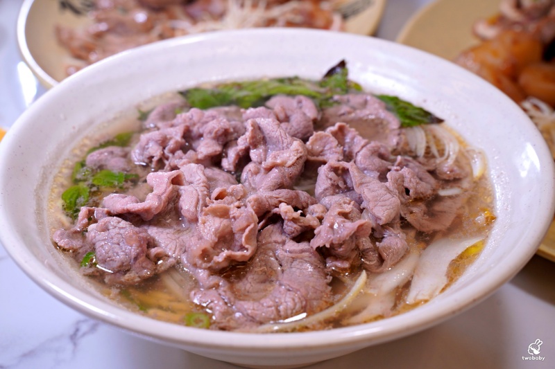 九添福牛肉麵館 2023台北牛肉麵節銅牌獎 紅燒牛肉麵量多肉大塊超滿足 還有牛肉燥飯也很推！ @兔貝比的菲比尋嚐