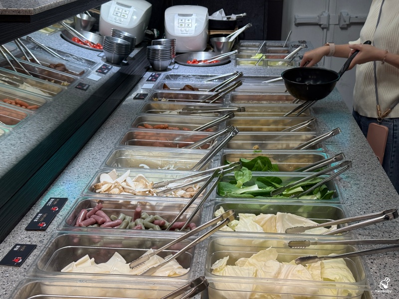 甩鍋雞韓式炒雞吃到飽西門店 歡慶周年只要399元 不分平假日可享8種炒雞和韓式經典料理吃到飽！ @兔貝比的菲比尋嚐