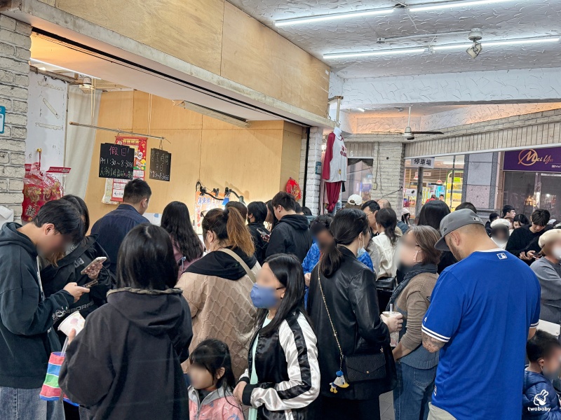 鳥來伯專業糖葫蘆 板橋近30年老店 糖葫蘆佛心價只要25元 讓人懷念的古早味！ @兔貝比的菲比尋嚐