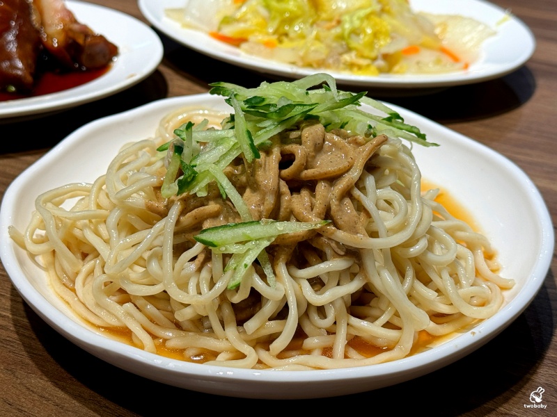 金香豬腳涼麵 行天宮人氣小吃 被涼麵耽誤的豬腳店 豬腳尬涼麵超涮嘴！ @兔貝比的菲比尋嚐
