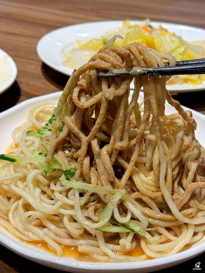 金香豬腳涼麵 行天宮人氣小吃 被涼麵耽誤的豬腳店 豬腳尬涼麵超涮嘴！ @兔貝比的菲比尋嚐