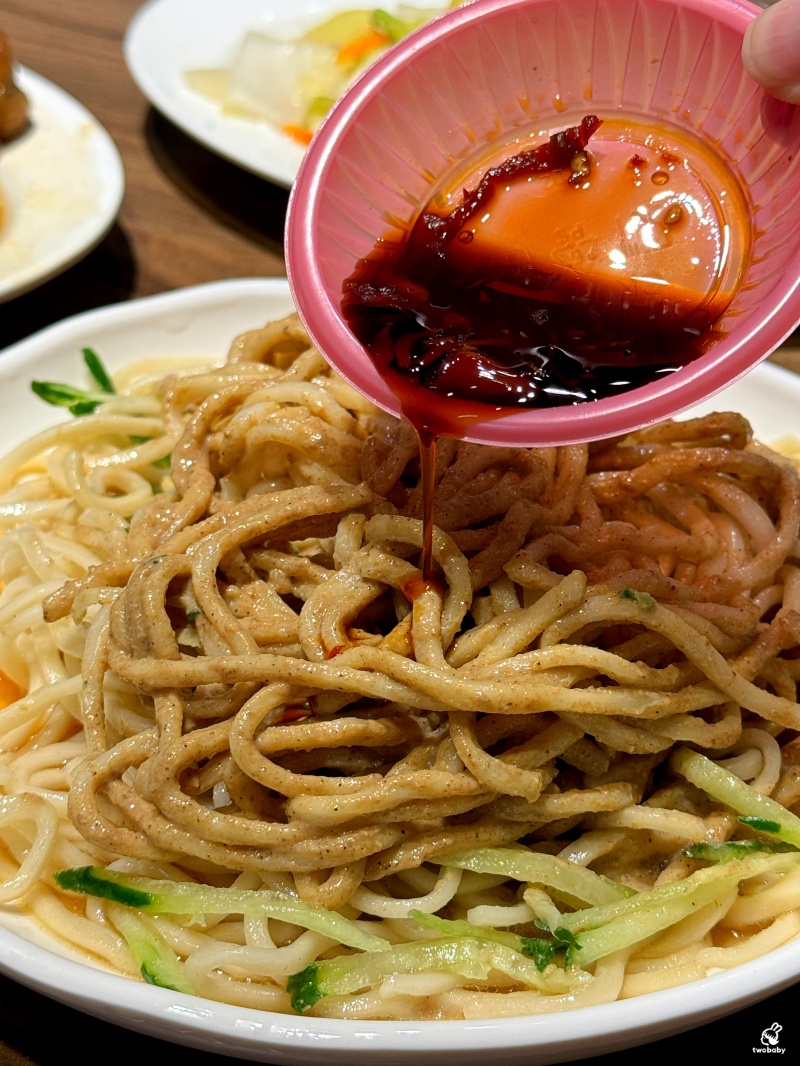 金香豬腳涼麵 行天宮人氣小吃 被涼麵耽誤的豬腳店 豬腳尬涼麵超涮嘴！ @兔貝比的菲比尋嚐