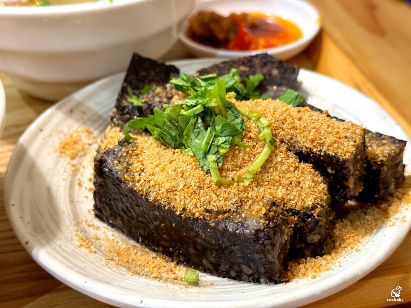 呈信鵝肉 台北平價好吃鵝肉飯 單人套餐200元有找 有湯、有半熟蛋和小菜 CP值超高！ @兔貝比的菲比尋嚐