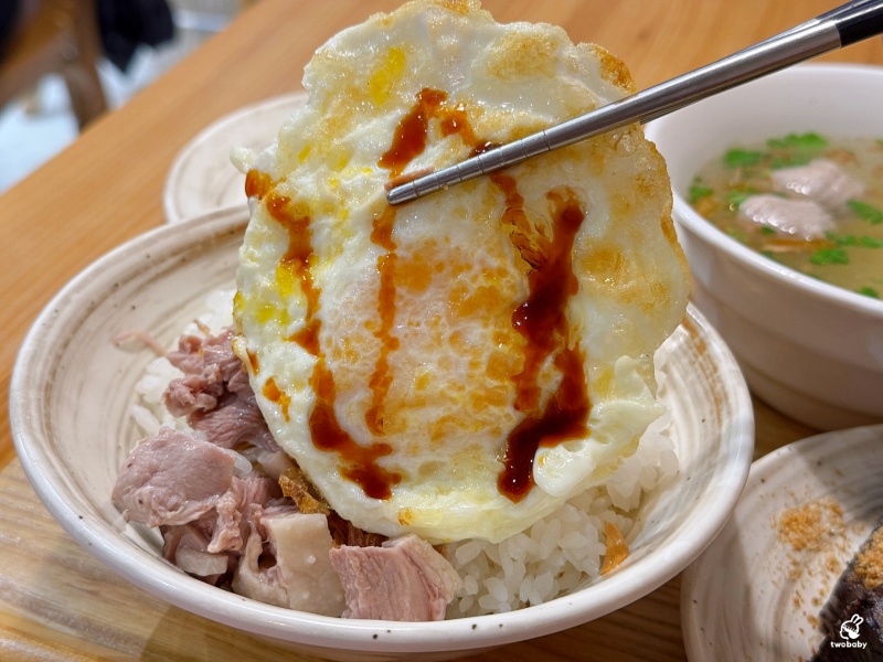 呈信鵝肉 台北平價好吃鵝肉飯 單人套餐200元有找 有湯、有半熟蛋和小菜 CP值超高！ @兔貝比的菲比尋嚐