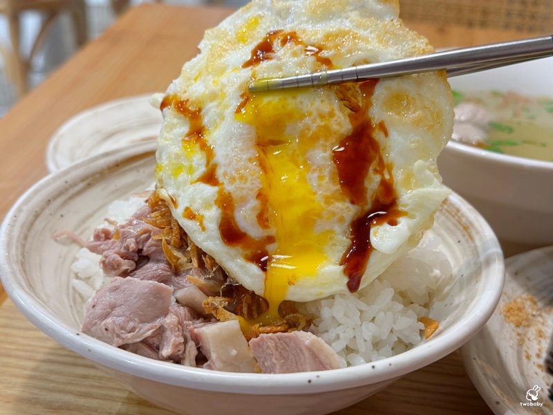 呈信鵝肉 台北平價好吃鵝肉飯 單人套餐200元有找 有湯、有半熟蛋和小菜 CP值超高！ @兔貝比的菲比尋嚐