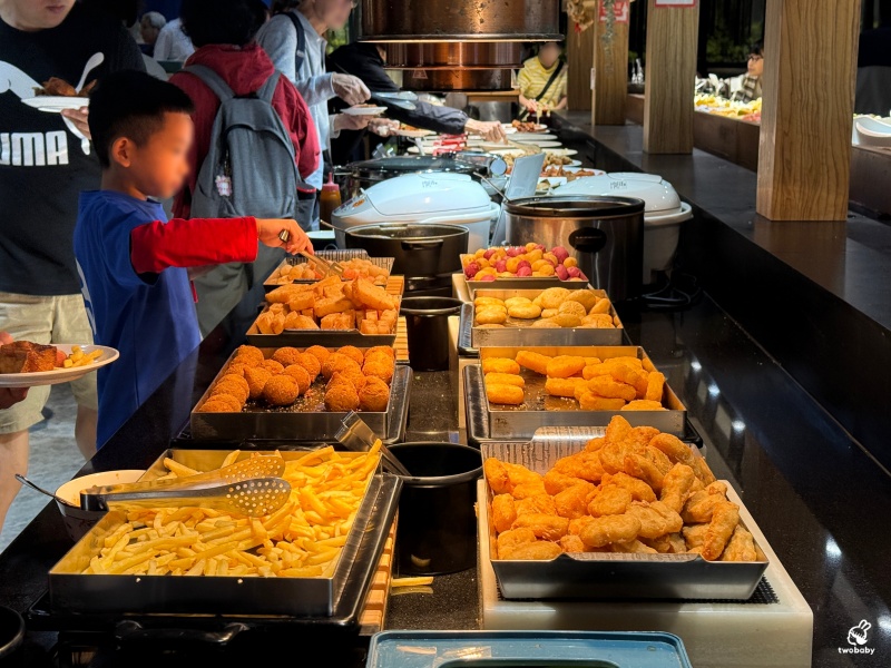 佔地200坪 我家牛排中和店 80種沙拉吧自助無限只要360元！記得網路訂位才不用排到天荒地老！ @兔貝比的菲比尋嚐
