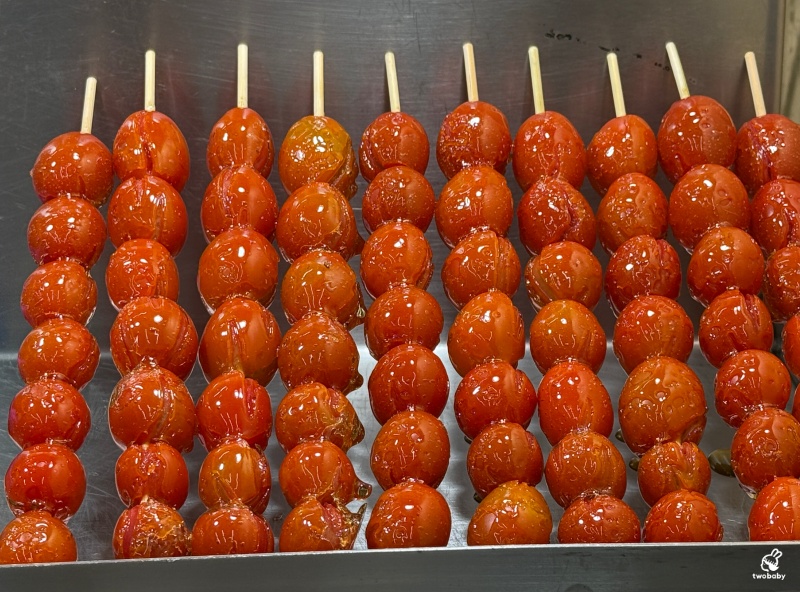 鳥來伯專業糖葫蘆 板橋近30年老店 糖葫蘆佛心價只要25元 讓人懷念的古早味！ @兔貝比的菲比尋嚐
