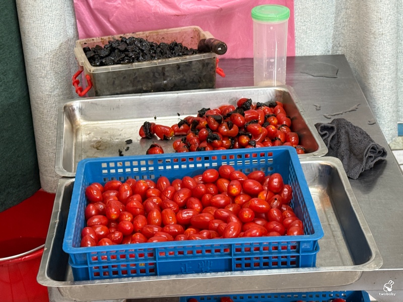 鳥來伯專業糖葫蘆 板橋近30年老店 糖葫蘆佛心價只要25元 讓人懷念的古早味！ @兔貝比的菲比尋嚐