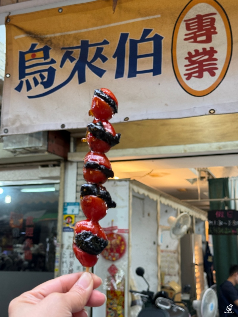 鳥來伯專業糖葫蘆 板橋近30年老店 糖葫蘆佛心價只要25元 讓人懷念的古早味！ @兔貝比的菲比尋嚐