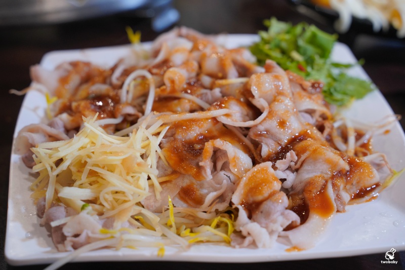萬里古早風味甕仔雞 金黃脆皮甕仔雞肉嫩多汁一吃就愛上 二訪單點菜色推薦！ @兔貝比的菲比尋嚐