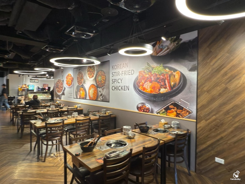 甩鍋雞韓式炒雞吃到飽西門店 歡慶周年只要399元 不分平假日可享8種炒雞和韓式經典料理吃到飽！ @兔貝比的菲比尋嚐