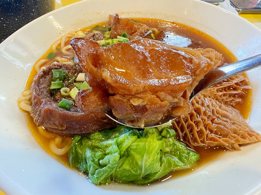 宜蘭頭城必吃美食推薦 龍記牛肉麵 只開店3小時 每日限量30碗牛三寶 太晚來吃不到！ @兔貝比的菲比尋嚐
