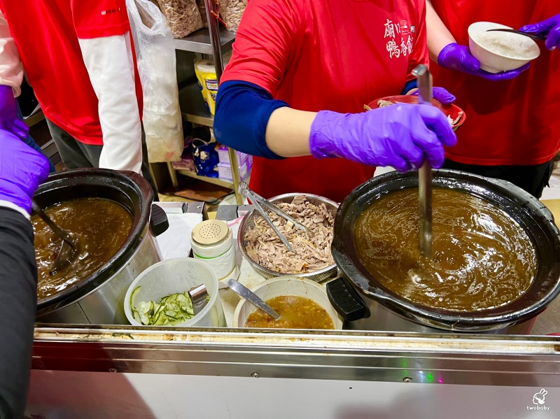 廟口鴨香飯 城隍廟超過30年必吃的在地人氣美食 鴨肉飯搭半熟蛋更是一絕！ @兔貝比的菲比尋嚐