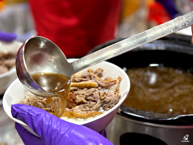 廟口鴨香飯 城隍廟超過30年必吃的在地人氣美食 鴨肉飯搭半熟蛋更是一絕！ @兔貝比的菲比尋嚐