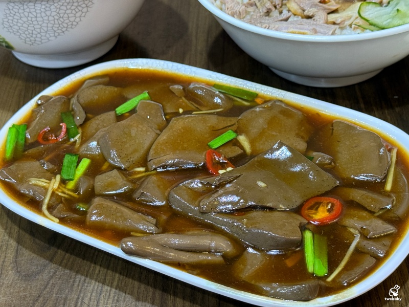 廟口鴨香飯 城隍廟超過30年必吃的在地人氣美食 鴨肉飯搭半熟蛋更是一絕！ @兔貝比的菲比尋嚐