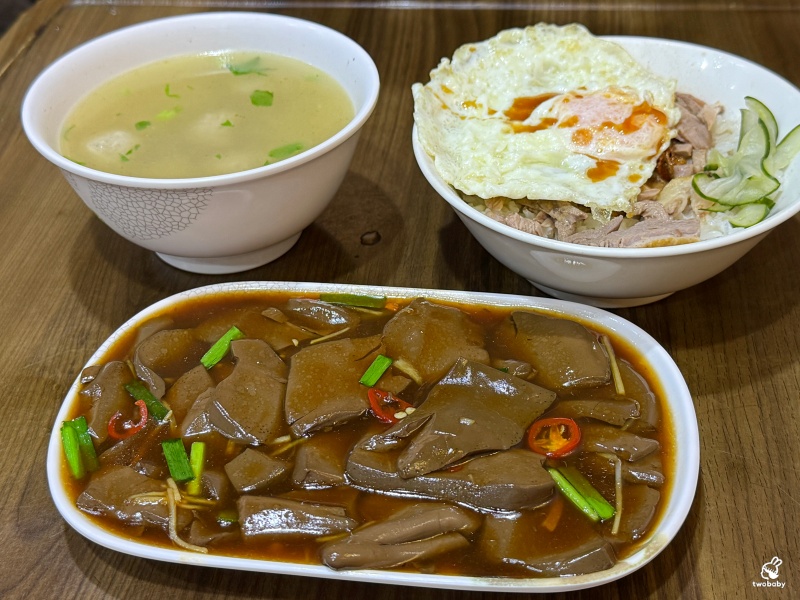 廟口鴨香飯 城隍廟超過30年必吃的在地人氣美食 鴨肉飯搭半熟蛋更是一絕! @兔貝比的菲比尋嚐 廟口鴨香飯 城隍廟超過30年必吃的在地人氣美食 鴨肉飯搭半熟蛋更是一絕! @兔貝比的菲比尋嚐