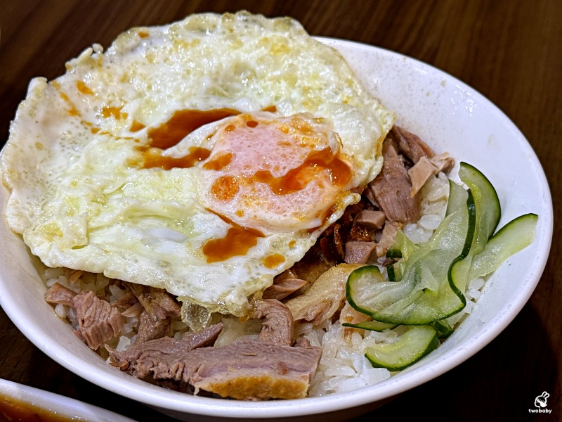 廟口鴨香飯 城隍廟超過30年必吃的在地人氣美食 鴨肉飯搭半熟蛋更是一絕！ @兔貝比的菲比尋嚐