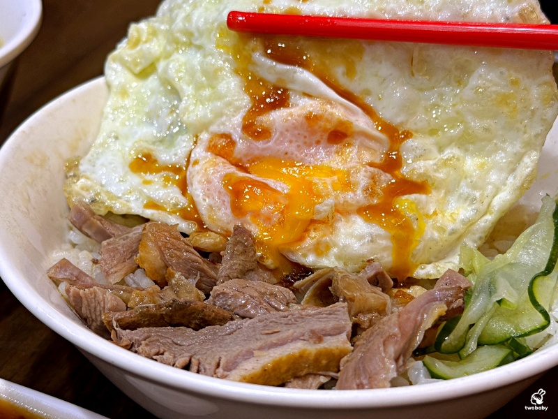 廟口鴨香飯 城隍廟超過30年必吃的在地人氣美食 鴨肉飯搭半熟蛋更是一絕! @兔貝比的菲比尋嚐 廟口鴨香飯 城隍廟超過30年必吃的在地人氣美食 鴨肉飯搭半熟蛋更是一絕! @兔貝比的菲比尋嚐