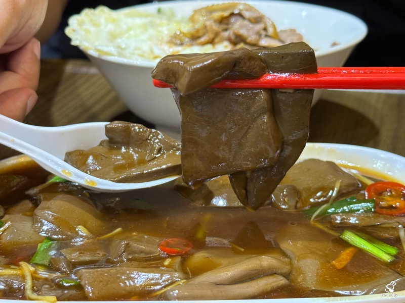廟口鴨香飯 城隍廟超過30年必吃的在地人氣美食 鴨肉飯搭半熟蛋更是一絕！ @兔貝比的菲比尋嚐