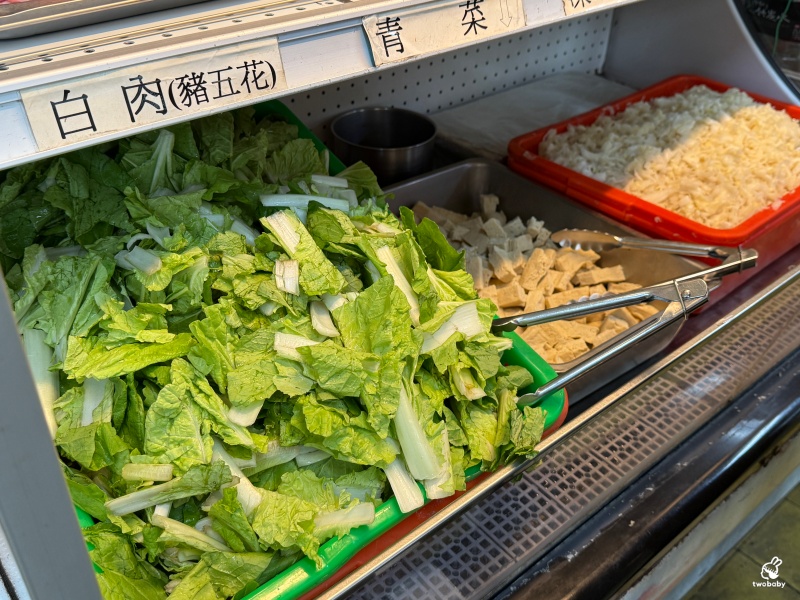 台電勵進酸菜白肉鍋 60年老字號的酸菜白肉鍋 600元吃到飽 還免收服務費！ @兔貝比的菲比尋嚐