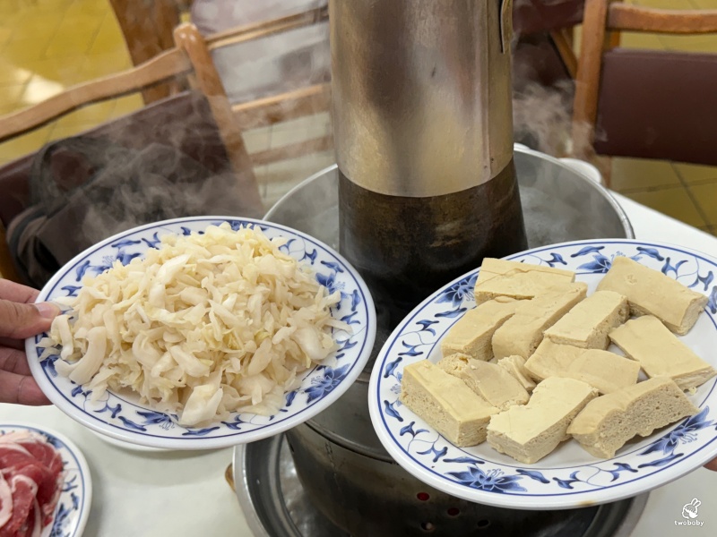 台電勵進酸菜白肉鍋 60年老字號的酸菜白肉鍋 600元吃到飽 還免收服務費！ @兔貝比的菲比尋嚐