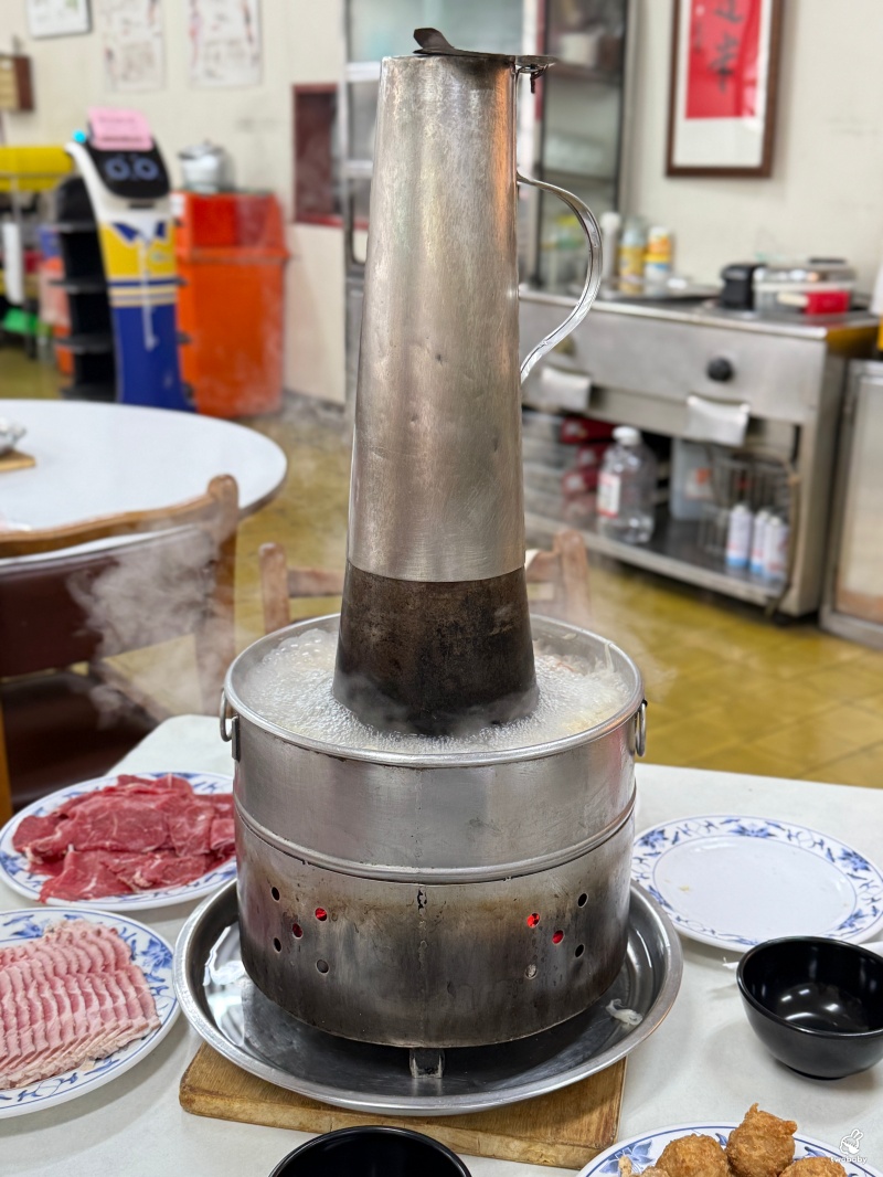台電勵進酸菜白肉鍋 60年老字號的酸菜白肉鍋 600元吃到飽 還免收服務費！ @兔貝比的菲比尋嚐