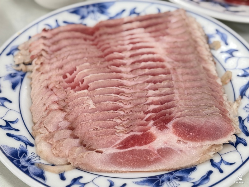 台電勵進酸菜白肉鍋 60年老字號的酸菜白肉鍋 600元吃到飽 還免收服務費！ @兔貝比的菲比尋嚐