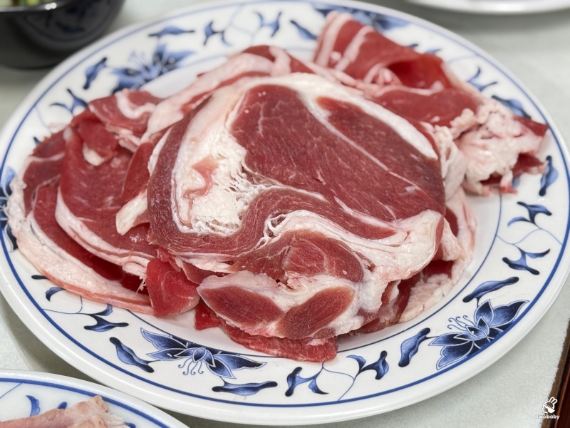 台電勵進酸菜白肉鍋 60年老字號的酸菜白肉鍋 600元吃到飽 還免收服務費！ @兔貝比的菲比尋嚐