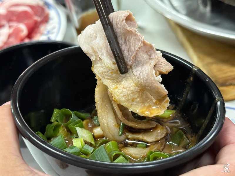 台電勵進酸菜白肉鍋 60年老字號的酸菜白肉鍋 600元吃到飽 還免收服務費！ @兔貝比的菲比尋嚐