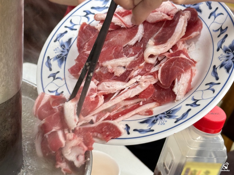 台電勵進酸菜白肉鍋 60年老字號的酸菜白肉鍋 600元吃到飽 還免收服務費！ @兔貝比的菲比尋嚐