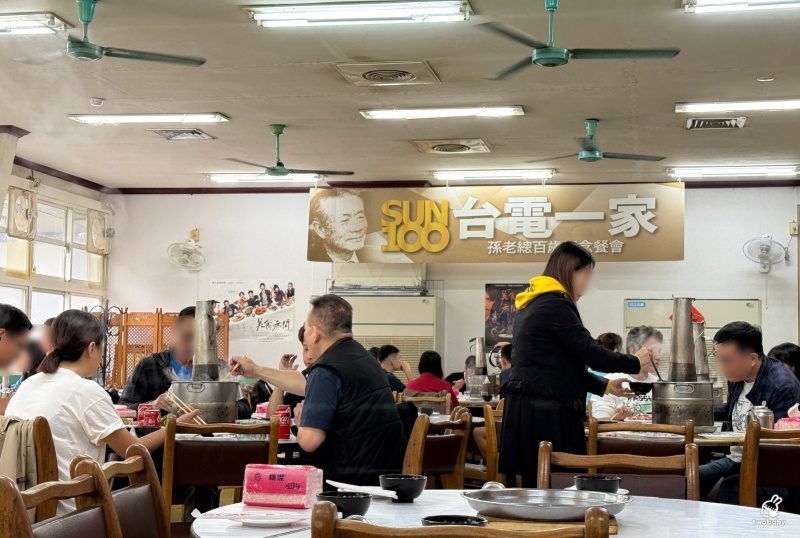 台電勵進酸菜白肉鍋 60年老字號的酸菜白肉鍋 600元吃到飽 還免收服務費！ @兔貝比的菲比尋嚐
