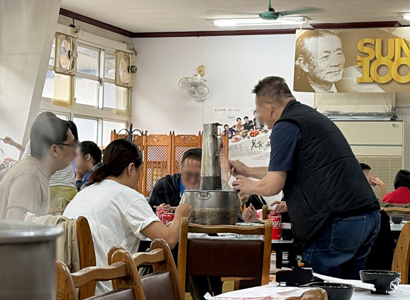 台電勵進酸菜白肉鍋 60年老字號的酸菜白肉鍋 600元吃到飽 還免收服務費! @兔貝比的菲比尋嚐 台電勵進酸菜白肉鍋 60年老字號的酸菜白肉鍋 600元吃到飽 還免收服務費! @兔貝比的菲比尋嚐