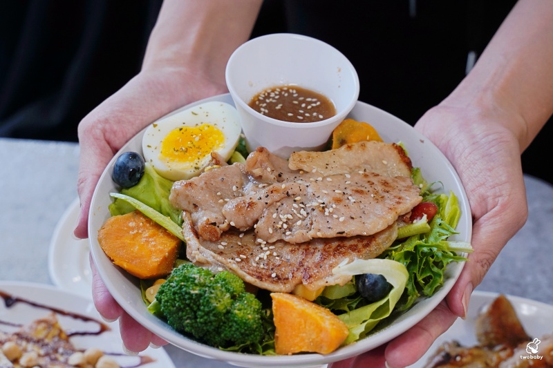 初心早午餐 大份量早午餐營養又澎派 還有不加一滴水的果汁牛奶！打卡送紐澳良雞翅 @兔貝比的菲比尋嚐