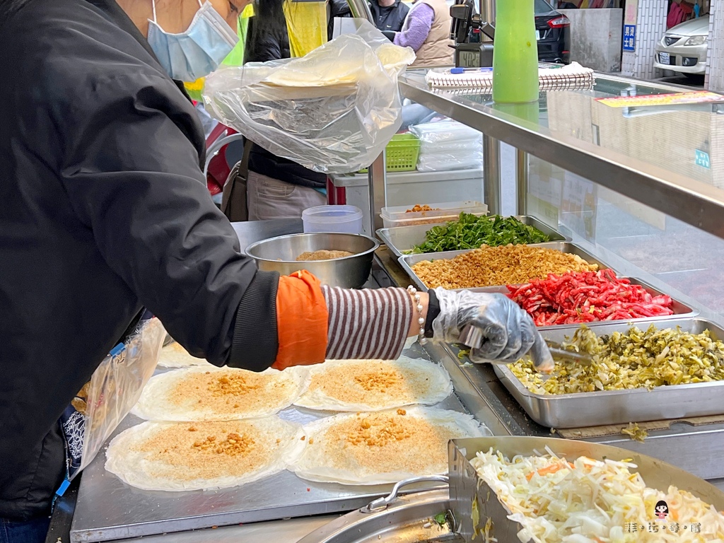 阿霞潤餅 超過30年潤餅老店 永遠都在排隊 不到3小時就銷售一空！ @兔貝比的菲比尋嚐