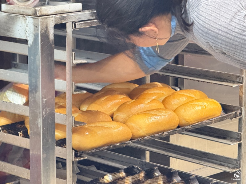 育婷越南法國麵包 三重最強人氣法國麵包自產自銷 外酥內軟一吃就被圈粉！ @兔貝比的菲比尋嚐