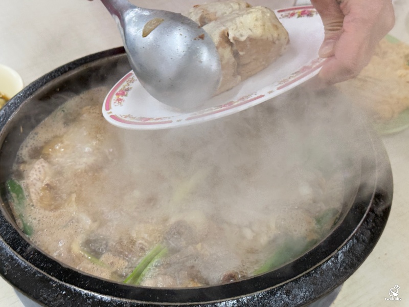 小紅莓石頭火鍋城 台北必吃石頭火鍋店 40年老字號 僅此一家別無分店！ @兔貝比的菲比尋嚐