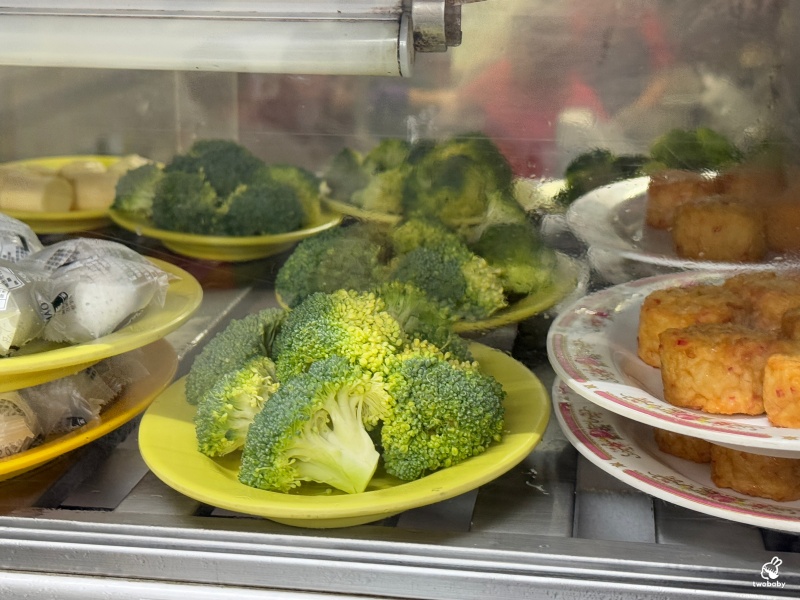 小紅莓石頭火鍋城 台北必吃石頭火鍋店 40年老字號 僅此一家別無分店！ @兔貝比的菲比尋嚐