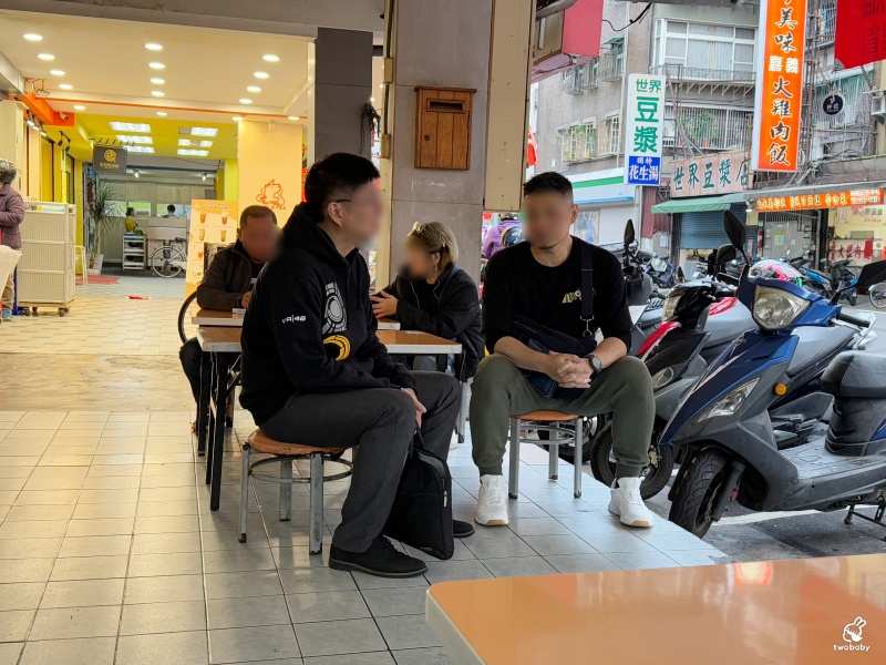 新東羊羊肉料理專賣店 招牌巨無霸羊肉炒麵只要100元 一份抵五份有夠扯! @兔貝比的菲比尋嚐 新東羊羊肉料理專賣店 招牌巨無霸羊肉炒麵只要100元 一份抵五份有夠扯! @兔貝比的菲比尋嚐