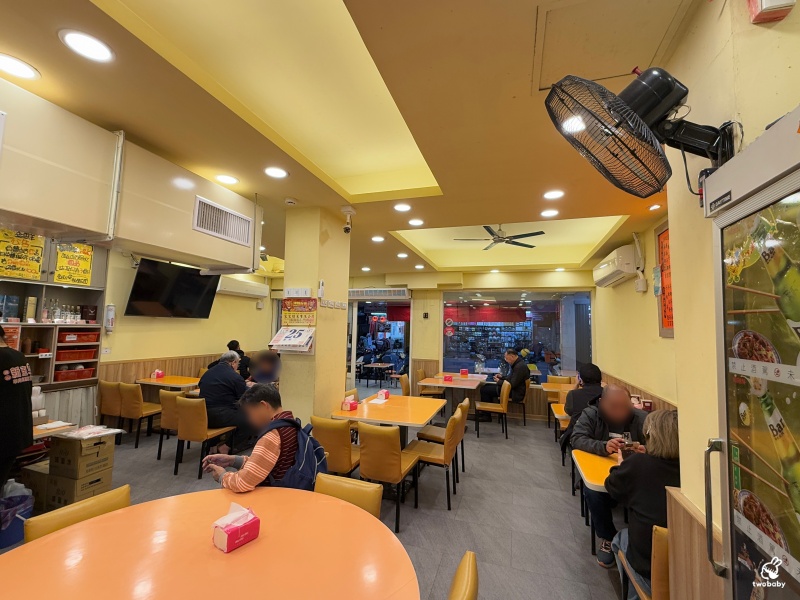 新東羊羊肉料理專賣店 招牌巨無霸羊肉炒麵只要100元 一份抵五份有夠扯！ @兔貝比的菲比尋嚐