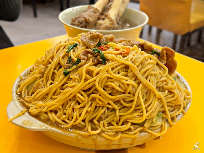新東羊羊肉料理專賣店 招牌巨無霸羊肉炒麵只要100元 一份抵五份有夠扯！ @兔貝比的菲比尋嚐