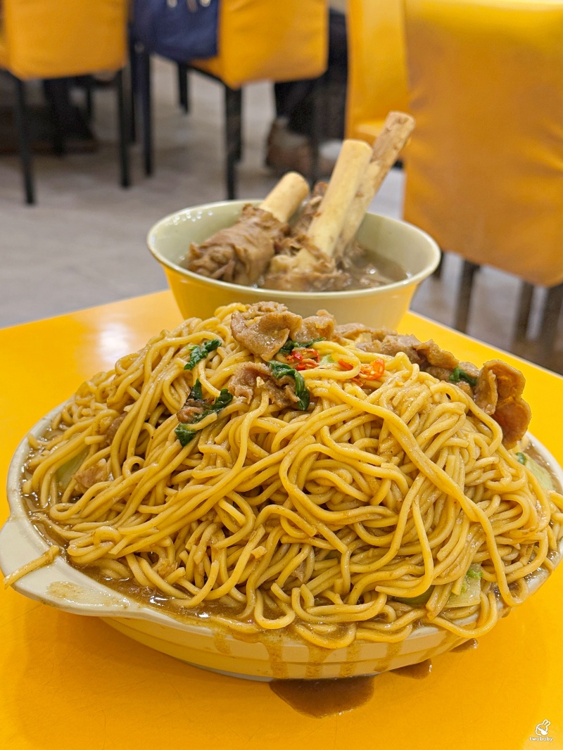 新東羊羊肉料理專賣店 招牌巨無霸羊肉炒麵只要100元 一份抵五份有夠扯! @兔貝比的菲比尋嚐 新東羊羊肉料理專賣店 招牌巨無霸羊肉炒麵只要100元 一份抵五份有夠扯! @兔貝比的菲比尋嚐