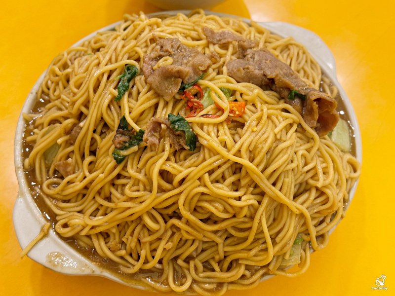新東羊羊肉料理專賣店 招牌巨無霸羊肉炒麵只要100元 一份抵五份有夠扯! @兔貝比的菲比尋嚐 新東羊羊肉料理專賣店 招牌巨無霸羊肉炒麵只要100元 一份抵五份有夠扯! @兔貝比的菲比尋嚐