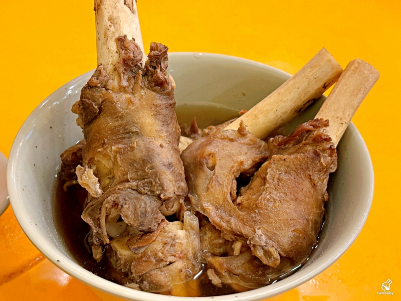 新東羊羊肉料理專賣店 招牌巨無霸羊肉炒麵只要100元 一份抵五份有夠扯！ @兔貝比的菲比尋嚐