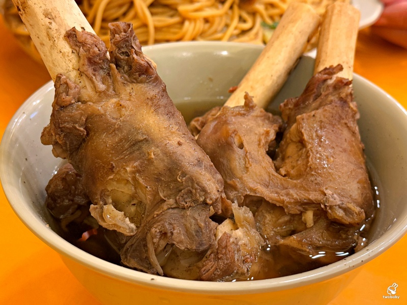 新東羊羊肉料理專賣店 招牌巨無霸羊肉炒麵只要100元 一份抵五份有夠扯! @兔貝比的菲比尋嚐 新東羊羊肉料理專賣店 招牌巨無霸羊肉炒麵只要100元 一份抵五份有夠扯! @兔貝比的菲比尋嚐