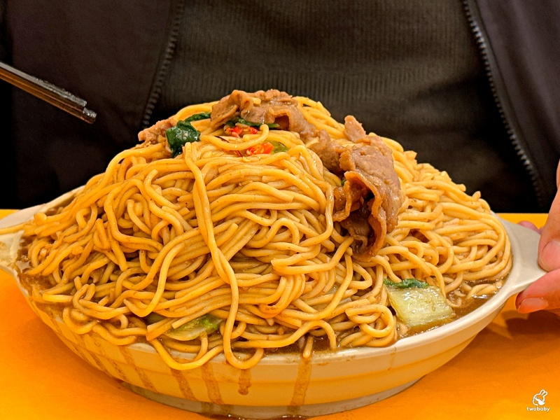 新東羊羊肉料理專賣店 招牌巨無霸羊肉炒麵只要100元 一份抵五份有夠扯! @兔貝比的菲比尋嚐 新東羊羊肉料理專賣店 招牌巨無霸羊肉炒麵只要100元 一份抵五份有夠扯! @兔貝比的菲比尋嚐