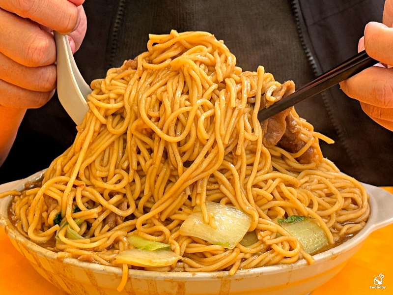 新東羊羊肉料理專賣店 招牌巨無霸羊肉炒麵只要100元 一份抵五份有夠扯！ @兔貝比的菲比尋嚐