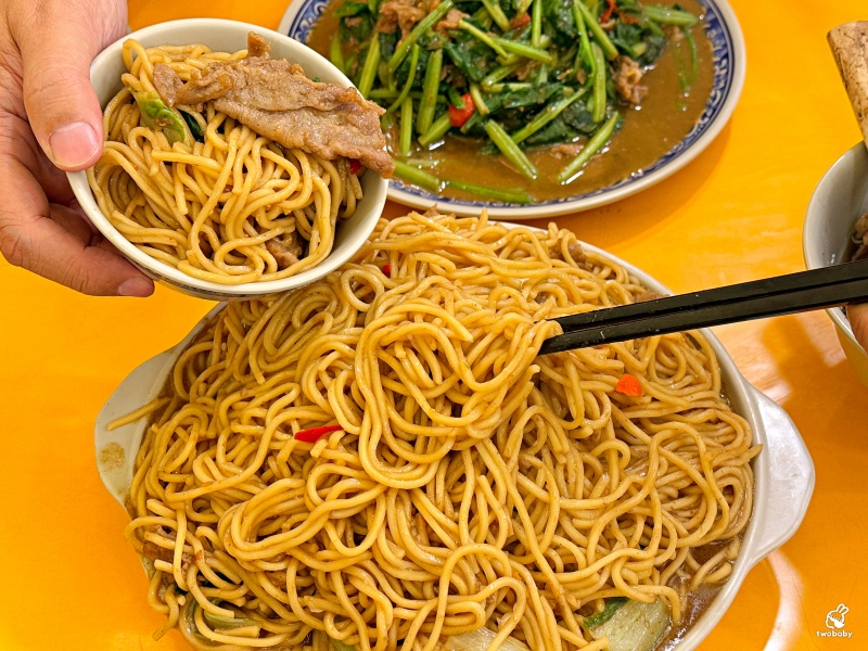 新東羊羊肉料理專賣店 招牌巨無霸羊肉炒麵只要100元 一份抵五份有夠扯! @兔貝比的菲比尋嚐 新東羊羊肉料理專賣店 招牌巨無霸羊肉炒麵只要100元 一份抵五份有夠扯! @兔貝比的菲比尋嚐