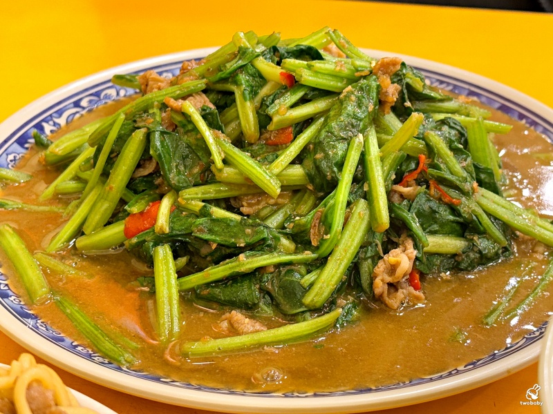新東羊羊肉料理專賣店 招牌巨無霸羊肉炒麵只要100元 一份抵五份有夠扯！ @兔貝比的菲比尋嚐