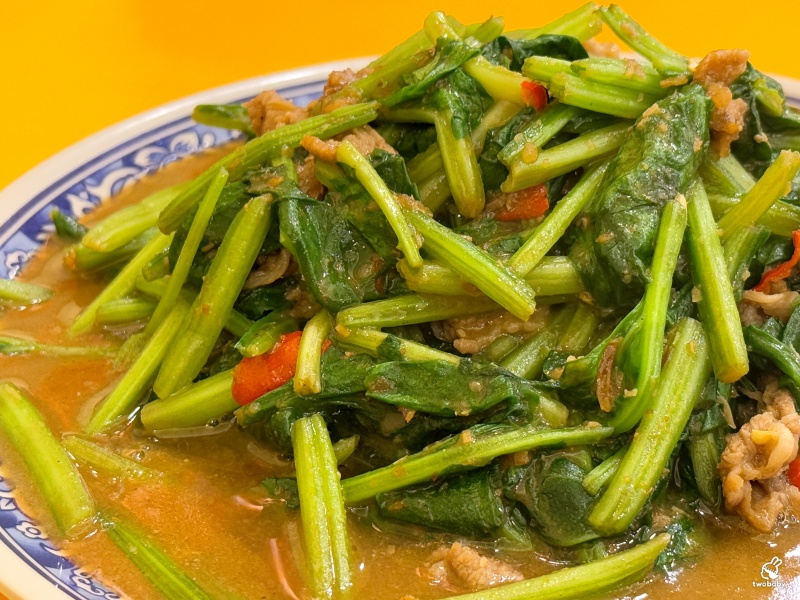 新東羊羊肉料理專賣店 招牌巨無霸羊肉炒麵只要100元 一份抵五份有夠扯! @兔貝比的菲比尋嚐 新東羊羊肉料理專賣店 招牌巨無霸羊肉炒麵只要100元 一份抵五份有夠扯! @兔貝比的菲比尋嚐